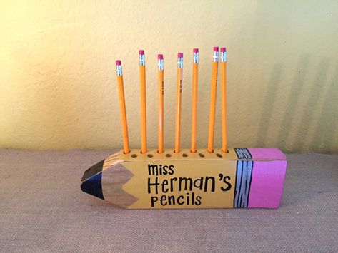 Simple Woodworking Projects, Wooden Pencil Holder, Diy Pencil Holder, Staff Appreciation Gifts, Art Teacher Gifts, Christmas Crafts To Sell, Diy Pencil, Wooden Pencil, Diy Wooden Projects