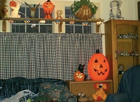 Early 2000 Halloween, Early 2000s Halloween Nostalgia, 90s Halloween Decorations, Early 2000s Halloween, 90s Halloween Aesthetic, 2000 Halloween, Childhood Halloween, 1980s Halloween, 2000s Halloween