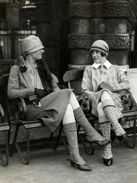 This picture illustrates how spatter dashers would have been worn in the 1920s. The bold patterns create a fashion statement, whilst the woollen yarn facilitates in keeping these ladies warm. Twenties Dress, Style Année 20, 1920s Women, 1920 Fashion, 20s Fashion, Retro Mode, Roaring Twenties, 1920s Fashion, Moda Vintage