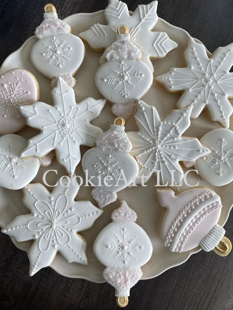 Iced Christmas Cookies, Snowflake Christmas Cookies, Holiday Cookies Decorated, Royal Icing Decorated Cookies, Christmas Sugar Cookies Decorated, Cookie Recipes Decorating, Cute Christmas Cookies, Christmas Scrapbook Layouts, Iced Sugar Cookies