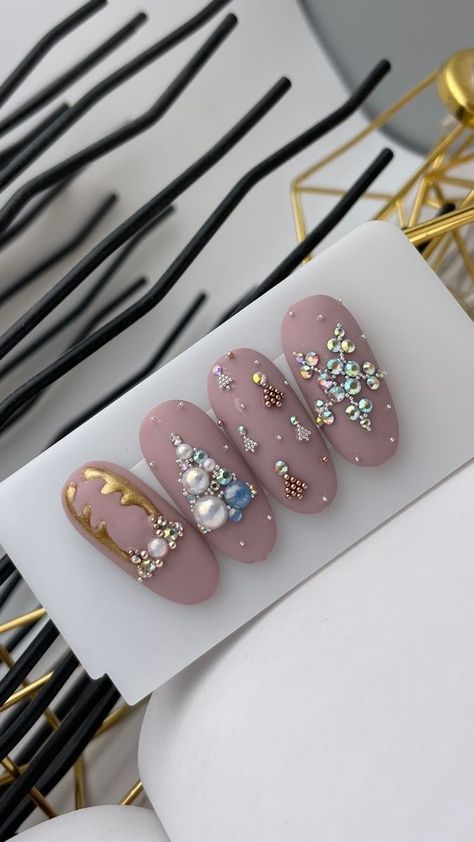 Christmas Pink Nail Designs, Christmas Rhinestone Nails, Diy Rhinestone Nails, Nail Art Noel, December Nails, November Nails, Christmas Gel Nails, Swarovski Nails, Work Nails