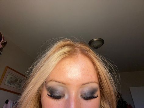 Dark navy blue eyeshadow 2000’s makeup. 2000’s makeup looks. Y2k Smokey eye makeup Trashy Y2k Eyeshadow, Mcbling Eye Makeup, Trashy Y2k Makeup Tutorial, Sarah Chio, Fall Mcbling, Trashy Y2k Makeup, Mcbling Makeup, Y2k Eyeshadow, 00s Makeup