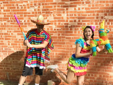 Holloween Costume Ideas Mexican, Piñata Couples Costume, Disfraz Couple, Piñata Costume, Pinata Halloween Costume, Pinata Costume, Mexican Halloween Costume, Mexico Costume, Fiesta Costume