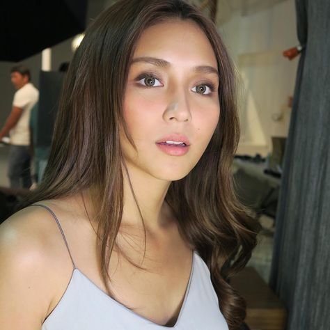 D̝E̝N̝I̝S̝E̝  G̝O̝  O̝C̝H̝O̝A̝ (@deniseochoa) on Instagram: “Will you even disagree with me when I say she is a very beautiful lady?! 😍✨ @bernardokath…” Contact Lenses For Filipina, Amelia Zadro, Daniel Padilla, Beauty Corner, Kathryn Bernardo, Glowy Makeup, Beautiful Inside And Out, Contact Lenses, Hair Stylist