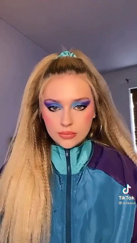 Makeup Looks 80s, Messenger Messages, Moda Disco, 80s Hair And Makeup, 1980s Makeup And Hair, Halloween Ios, 80s Makeup Looks, 80’s Makeup, 1980s Makeup