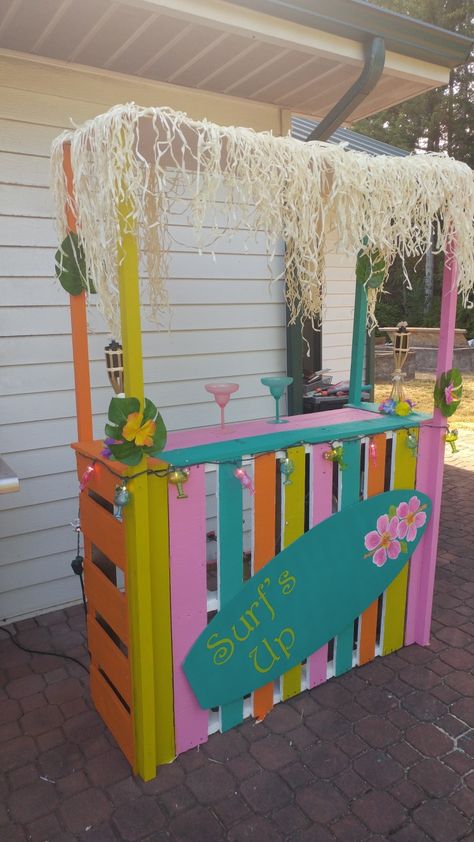 Easy Diy Tiki Bar, Pallet Tiki Bar Ideas Diy, Bar Diy Ideas, Pallet Tiki Bar, Pool Party Bar, Tiki Bar Diy, Circle Logos Branding, Diy Tiki Bar, Tiki Bar Ideas