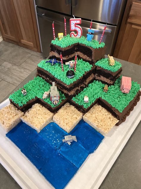 Costco cake turned into Minecraft cake Minecraft Cake Ideas, Minecraft Cake Designs, Pastel Minecraft, Minecraft Birthday Ideas, Diy Minecraft Birthday Party, Cake Minecraft, Minecraft Cakes, Costco Cake, Minecraft Party Decorations