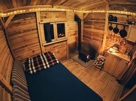 Hunting Cabin Interior, Small Hunting Cabin, Cabin Interiors Rustic, Hunting Cabin Ideas, Efficiency Apartment, Diy Cabin, Log Cabin Interior, Dream Cabin, Hunting Cabin