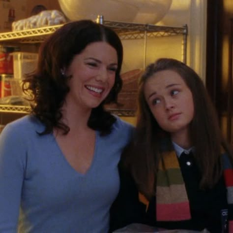 Lorelei And Rory Aesthetic, Gilmore Girls Rory And Lorelai, Lorelei And Rory, Rory And Lorelai, Gilmore Girls Cast, Lorelai And Rory, Lorelei Gilmore, Gilmore Girls Outfits, Team Logan