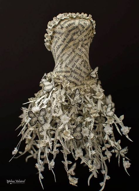 Paper Sculpture by Malena Valcárcel Paper Wigs, Fashion Origami, Dress Sculpture, Race Fashion, Barbie Products, House Barbie, Newspaper Dress, Paper Dresses, Dress Paper