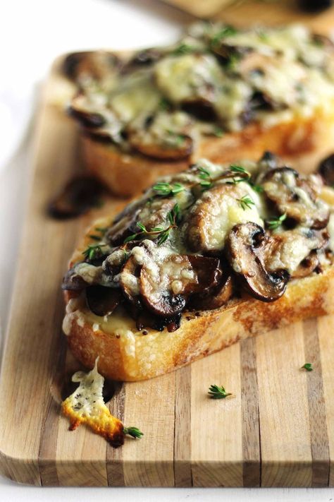 Quick and easy cheesy mushroom toast recipe! Sauteed mushrooms on toast with mustard, fresh thyme, and melted swiss cheese. A hearty, savory vegetarian meal. // Rhubarbarians // Open faced mushroom melt / mushroom sandwich / mushroom crostini / #mushrooms #mushroomsontoast #rhubarbarians Mushroom Melt, Mushroom Crostini, Mushrooms On Toast, Alter Art, Mushroom Toast, Vegetarian Indian, Vegetarian Meal, Sauteed Mushrooms, Easy Cheesy