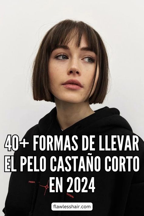 Llevar un corte recto ondulado sigue siendo tendencia, pero no hay nada mejor que un corte recto clásico con flequillo.// Crédito de la foto: instagram @kultura_moscow Haircut Inspo, New Haircuts, Short Bob, Short Hair, Short Hair Styles, Hair Cuts, Makeup, Hair, Beauty