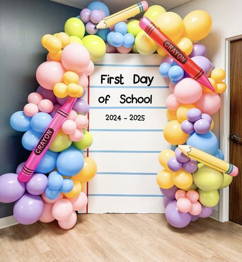 Kindergarten Balloon Arch, Orientation Day Decoration, Kindergarten Grad Party, Teachers Day Decoration, Kindergarten Graduation Decorations, Teacher Graduation Party, Graduation Boards, Teacher Party, Backyard Graduation Party