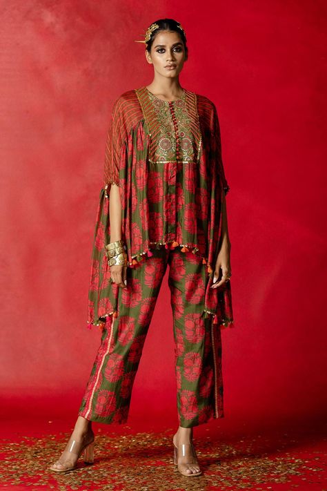 Potli Button, Green Kaftan, Kaftan Sleeves, Print And Embroidery, Kaftan Top, Aari Embroidery, Embroidery Floral, Top And Pants Set, Top Pants Set