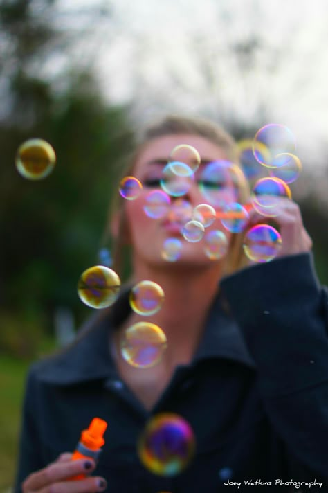 Joey Watkins Photography - This is SO Cute!! Love the colors reflected of the bubbles by the lighting!! So awesome! I seriously would love a picture of me like this! :D Photographie Portrait Inspiration, Photographs Ideas, Foto Tips, Blowing Bubbles, Montage Photo, Foto Art, Trik Fotografi, Senior Picture Ideas, Senior Pics