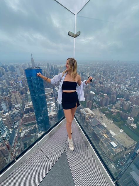 The Edge New York Pictures, The Edge Photo Ideas, Edge Nyc Photos, The Edge Nyc Poses, The Edge Nyc Picture Ideas, Cute New York Outfits, Casual Nyc Outfit, Nyc Edge, Summer New York Outfits