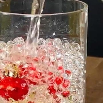 Cookist Wow on Instagram: "Here’s an easy and cheap DIY project perfect for a #holiday table centerpiece! 🎄✨🕯️ 📌What you need: 600 pcs water gel beads water   👉METHOD 1. Put the entire pack  into a vase or large container enough to hold 8 cups water.  2.  Add water. The process can take up to 10-13 hours for gel beads to fully expand.  3.  Add fully hydrated gel beads into vase. 4.  Add what you prefer. 7.  Add water up to 3/4 full 8  Stir and mix pearls 9. Add candles. Will you try it? 😍👇 #cookistwow #diy #tips #hacks #beautiful #centerpiece #ideas #candle #christmas #table #decorations #decorating" Deco Beads Centerpieces, Glass Pearls Diy, Water Bead Vase Centerpiece, Diy Water Bead Centerpieces, Water Bead Christmas Vase, Glass Vase With Water Beads, Water Bead Vase Ideas, Clear Water Beads Ideas, Floating Beads Centerpieces Water Pearls