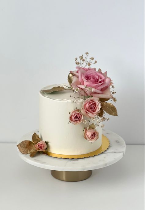 Floral cake. Small wedding cake. Bridal shower cake. Buttercream cake. Cake design. Custom cake Simple Floral Cake, Cake Bridal Shower, Small Wedding Cake, Floral Cakes, Cake Bridal, Small Wedding Cakes, Cake Buttercream, Bridal Shower Cake, Floral Cake