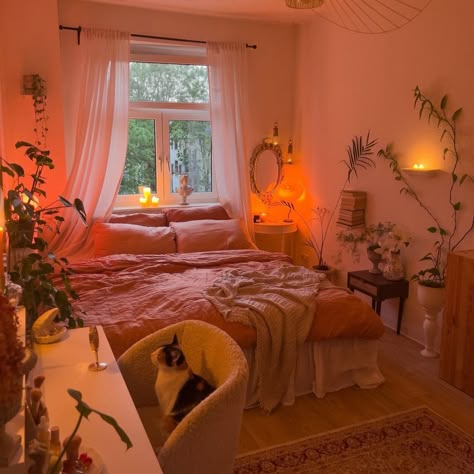 Simple Room Decor Aesthetic, Cosy Light Bedroom, Cozy Girly Room Aesthetic, Simple Bedroom Minimalist, Fire Bedroom Aesthetic, Room Inspo College Apartment, Cosy Uni Room, Cosy Colourful Bedroom, Cozy Room Ideas Aesthetic Small Room