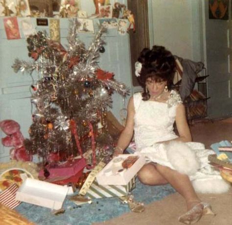 45 Humorous Snaps Show How People Greeted Christmas in the Past ~ Vintage Everyday Funny Family Christmas Photos, Awkward Family Christmas, Xmas Pics, Vintage Christmas Photos, Aluminum Christmas Tree, Xmas Photos, Christmas Pics, Vintage Xmas, Christmas Memories