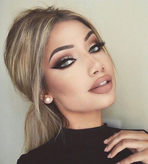 This perfectly defined wing. | 18 Photos That'll Make All Eyeliner Addicts Weep With Joy Trucco Glam, Perfect Cat Eye, Prom Makeup Looks, Eye Makeup Styles, Formal Makeup, Cat Eye Makeup, Beauty Make-up, Braut Make-up, Makijaż Smokey Eye