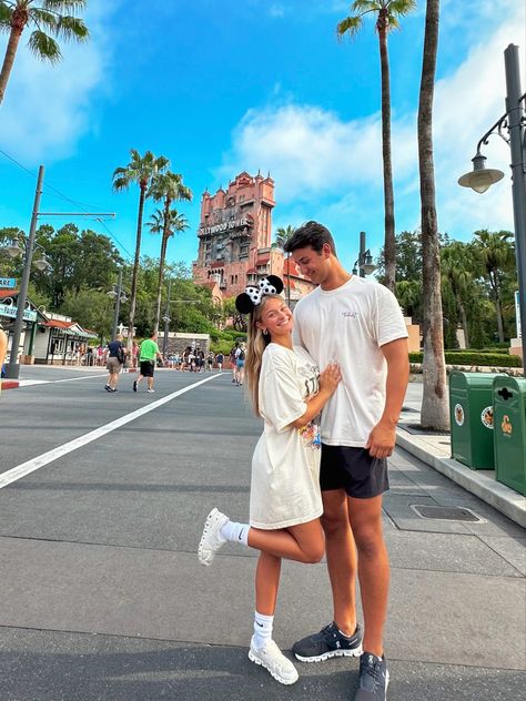 Disney Outfits For Guys, Hollywood Studios Couple Pictures, Disney Trip With Boyfriend, Cute Couple Disney Pictures, Disney Boyfriend Pictures, Universal Couple Pictures, Disney World Couple Photos, Disney World Pictures Ideas Couple, Disney Couple Photo Ideas