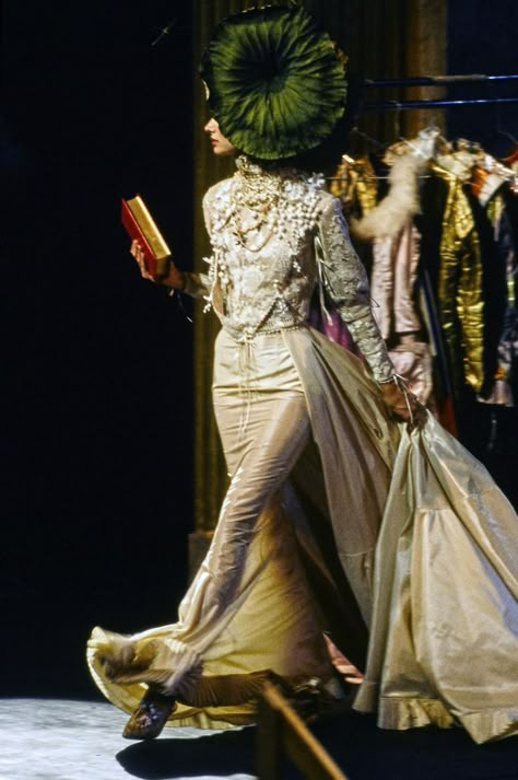 Galliano Dior, 90s Runway Fashion, Runway Fashion Couture, Dior Couture, John Galliano, Mode Inspiration, Historical Fashion, Fashion History, Costume Design