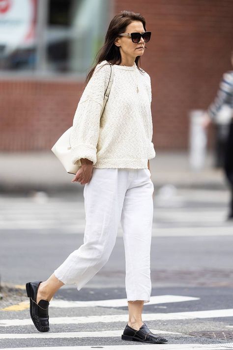 Katie Holmes Outfits, Katie Holmes Style, White Crop Pants, Katie Holmes, Celebrity Outfits, Looks Style, Mode Fashion, Star Fashion, Her Style