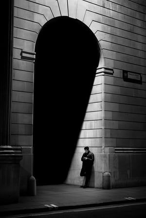 London, UK, 2017, a photograph from Alan Schaller’s Metropolis series Alan Schaller, Urban Photography Portrait, Photographie Art Corps, Street Photography Urban, Peisaj Urban, Fotografi Urban, Shadow Photography, Man Standing, Foto Vintage