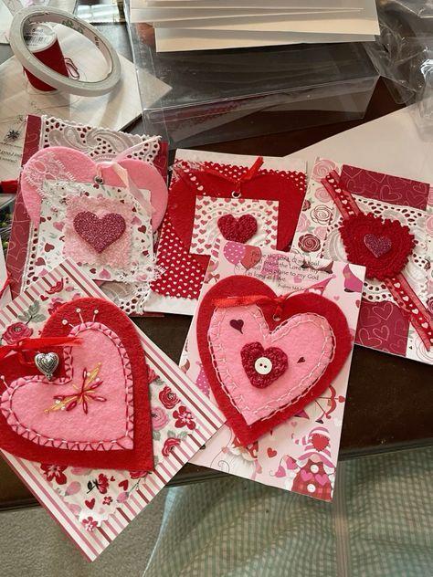 Old Fashioned Valentines Cards Diy, Vintage Valentine Cards Handmade, Vintage Valentine Crafts Ideas, Valentine’s Day Cards Diy, Valentines Day Cards For Him, Diy Valentines Day Cards, Galentines Aesthetic, Valentines Card Ideas, Valentines Day Card Ideas