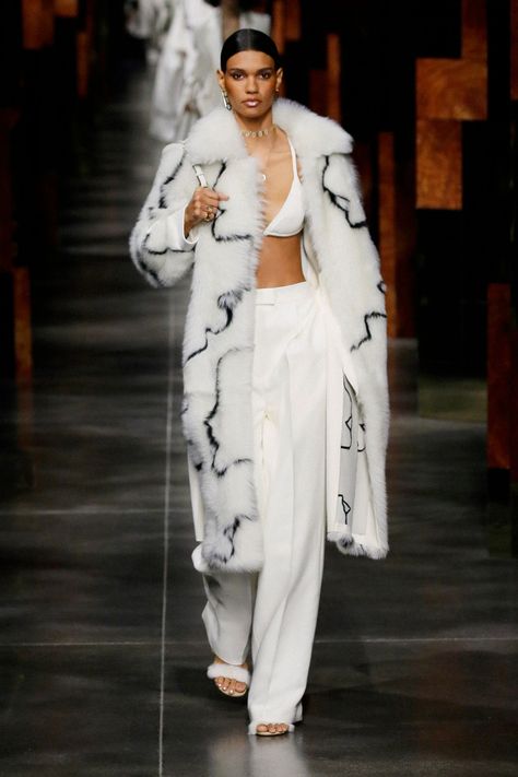 Fendi Spring Summer 2022 Collection | The Fashionography Nyfw 2022, Singer Aesthetic, Runway Moments, Visionary Fashion, Runway Outfits, Spring Summer 2022, 2022 Fashion, Summer 2022, Looks Vintage