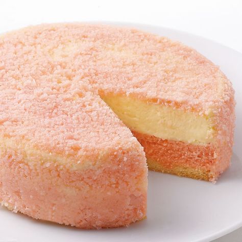 LeTAO's famous "double fromage" strawberry cheesecake, available in their head shop in Otaru City, Hokkaido. Double Fromage Cheesecake, Letao Cheesecake, Hokkaido Cheesecake, Okinawan Food, Cheesecake Shop, Japanese Pastries, Japanese Cake, Delicious Donuts, Head Shop