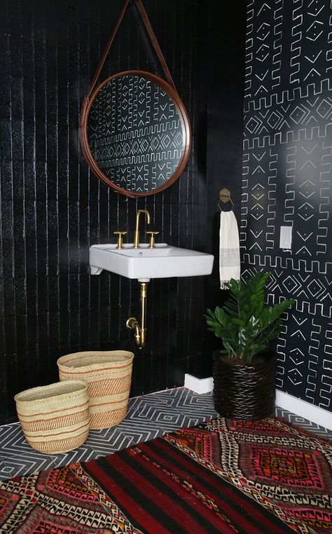 black bathroom Black Powder Room, Gold Faucet, African Inspired Decor, Bilik Air, Bohemian Bathroom, African Interior, Bad Inspiration, Decor Baie, African Home Decor