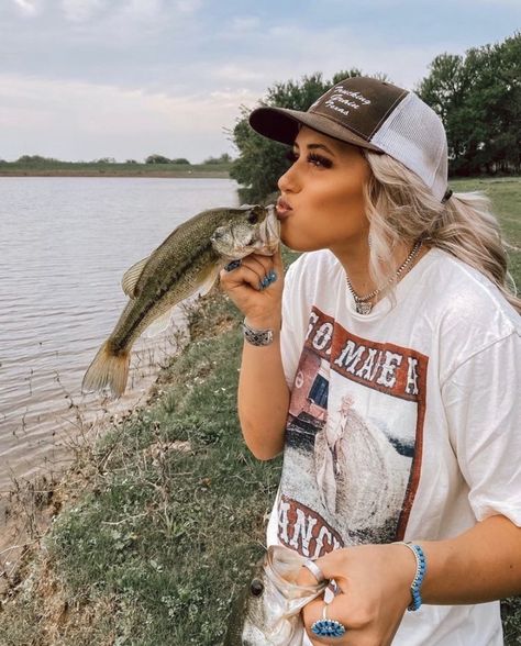 this is not my pin dm for credit/ removal of pin Woman Fishing Outfit, Womens Fishing Outfit Summer, Cute Fishing Pictures, Fishing Date Outfit, Fishing Outfits For Women Summer, Cute Fishing Outfit For Women, Cute Fishing Outfits, Fishing Poses, Fishing Outfits For Women