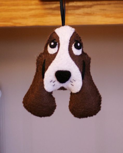 Felt Dog Ornament, Baby Mobil, Felt Ornaments Patterns, Basset Hound Dog, Basset Hounds, Felt Dogs, Dachshund Christmas, Dog Crafts, Felt Patterns