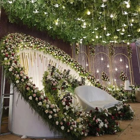 Glamorous Wedding Decor, Marriage Backdrop, Diy Wedding Arch Flowers, Couple Seating, Flower Wall Decor Diy, Hindu Wedding Decorations, Small Wedding Decor, Classy Wedding Decor, Wedding Stages