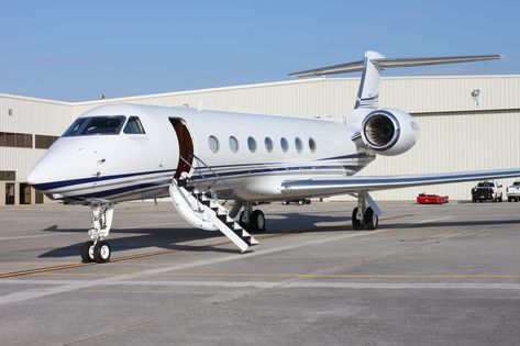 I flew on a $61.5 million Gulfstream G550 - Business Insider Jet Pribadi, Gulfstream G550, Executive Jet, Private Jet Plane, Private Jet Interior, Flying First Class, Luxury Jets, Luxury Private Jets, Private Aircraft