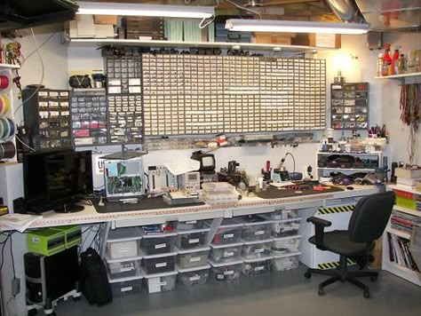 Cool Electronics Workbench Setup Workbench Setup, Electronics Workbench, Workbench Ideas, Electronic Workbench, Garage Workshop Organization, Electronics Workshop, Maker Space, Workshop Studio, Electronic Gadgets