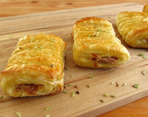 A very quick and easy recipe to prepare, with excellent presentation, tuna and cheese puffs, sprinkled with oregano, that go to the oven... Quick Snacks For Kids, Cheese Puffs Recipe, Canned Salmon Recipes, Canned Salmon, Cheese Pastry, Cheese Bake, Quick Healthy Snacks, Portuguese Cuisine, Portuguese Food