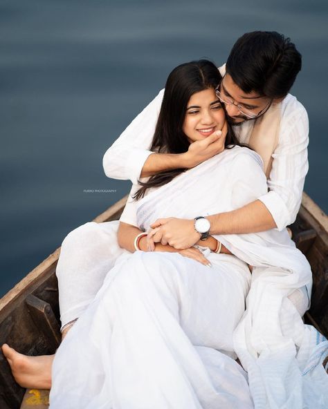 Boat Prewedding Shoot, Pre Wedding On Boat, Pre Wedding Boat Poses, Cupel Pose, Boating Photoshoot, Boat Couple Photoshoot, Preshoot Ideas, Boat Poses, Varanasi Photography