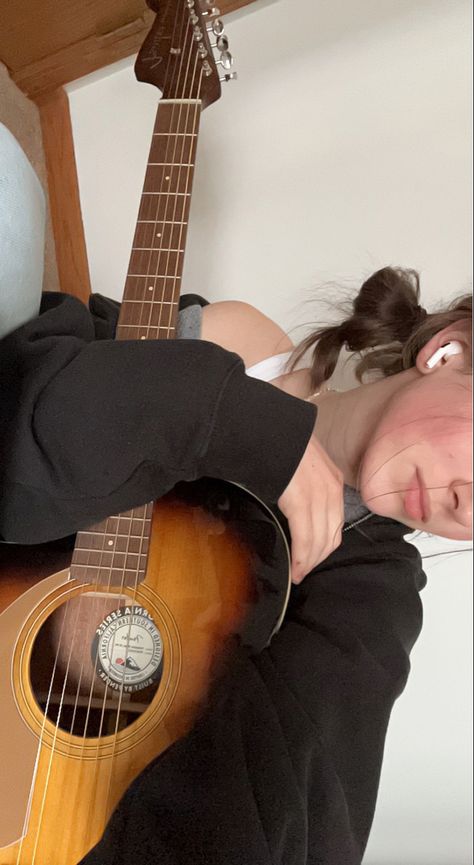 Female Guitarist Aesthetic, Pose With Guitar, Poses With Guitar, Playing Guitar Aesthetic, Acoustic Guitar Aesthetic, Lara Core, Guitarist Aesthetic, Guitarist Girl, Studio Aesthetics