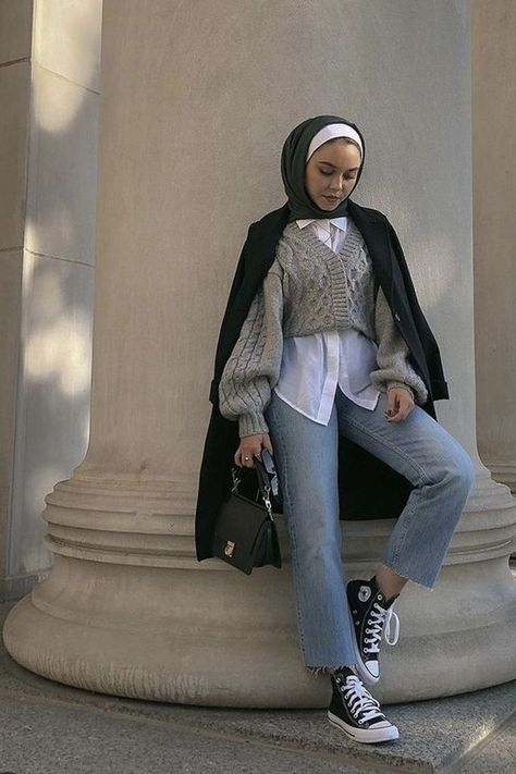 Cute Coffee Shop Outfits, Grey Crop Top Outfit, Hijabi Outfits Casual Winter, Hijabi Casual Outfits, Cropped Sweater Outfit, Black Sweater Outfit, Shop Outfits, Casual Spring Outfit, Cute Coffee Shop