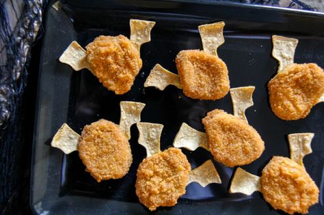 Chicken nugget bats for Halloween parties Chicken Halloween Food, Halloween Chicken Fingers, Fun Halloween Dinners For Kids, Halloween Chicken Nuggets, Halloween Dinner Party Food, Halloween Homeschool, Fun Halloween Party Food, Halloween Chicken, Halloween Party Food Ideas