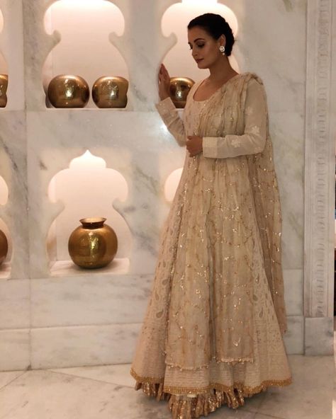 Pinterest: @Kismat Wedding Outfit Pakistani, Anarkali Gown With Dupatta, Beautiful Anarkali, Casual Bridal Dress, Indian Dress Up, Indian Wedding Gowns, Gown With Dupatta, Pakistani Clothes, Gowns Dresses Elegant