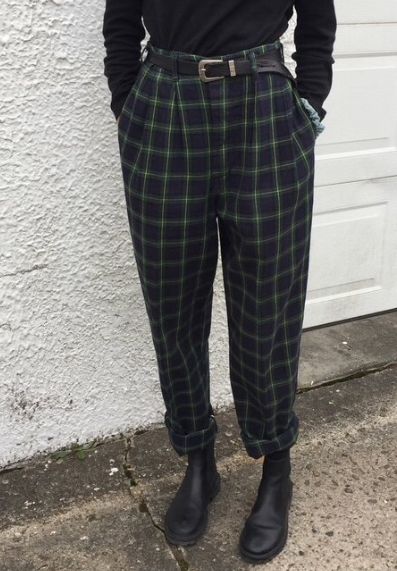 Plaid Green Pants Outfit, Pencil Trousers Outfit, Chequered Trousers Outfit, Pattern Trousers Outfit, How To Style Plaid Pants Casual, Plaid Pants Aesthetic, Patterned Trousers, Tartan Pants Outfit, Plaid Trousers Women