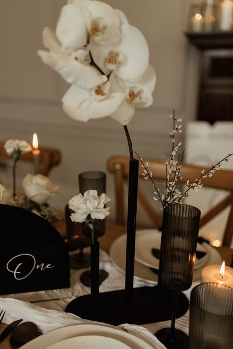 Black and white table decor Brown Black And White Wedding, Black And White Wedding Altar, Black And Wood Wedding, Black And Bronze Wedding, Tan And Black Wedding, Taupe And Black Wedding, Brown And Black Wedding, All Black Wedding Reception, Monochrome Wedding Decor