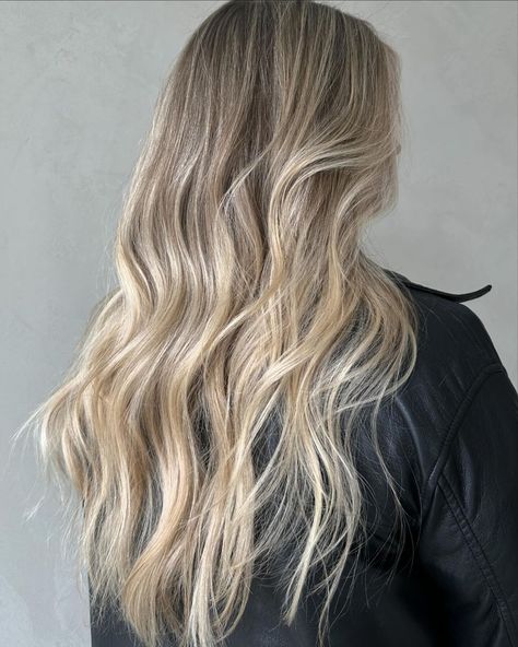 EFFORTLESS BLONDE ☁️ foils: @wella blondor + 10 - 20vol shampoo cocktail: @wella blondor + 20vol + water + @sachajuan moisture shampoo… | Instagram Blonde Hair Foils, Teasy Lights Blonde, Blonde Summer Hair, Trendy Blonde Hair, Effortless Blonde, Sunkissed Highlights, Beige Balayage, Blonde Foils, High And Low Lights