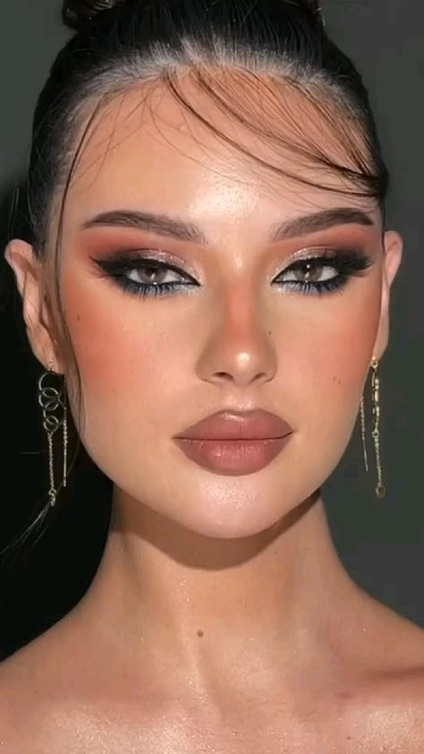 Make Up That Goes With Black Dresses, Elegant Eye Makeup For Brown Eyes, Make Up For Prom For Brown Eyes, Simple Elegant Makeup For Brown Eyes, Club Glam Makeup, Prom Makeup Looks Brown Eyes, Makeup Ideas For Prom Brown Eyes, Light Color Makeup Looks, Makeup For Black Outfits