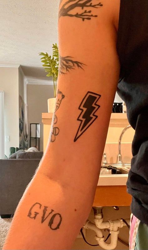 Lightning Tattoo Traditional, Traditional Lightning Bolt Tattoo, Lighting Bolts Tattoos, Thunder Bolt Tattoo, Small Lightning Bolt Tattoo, Small Gap Filler Tattoo, Arm Filler Tattoo Ideas, Oasis Tattoo, Thunderbolt Tattoo