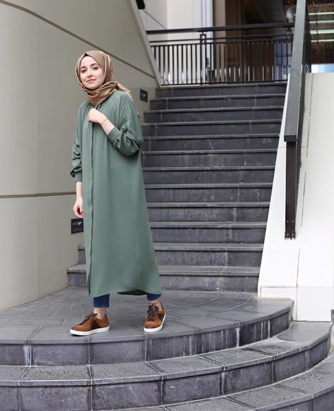 Pinterest: just4girls Hijabista Fashion, Modern Hijab Fashion, Hijab Fashionista, Hijab Style Casual, Mode Abaya, Hijabi Outfits Casual, Muslim Fashion Dress, Muslim Outfits, Hijab Chic